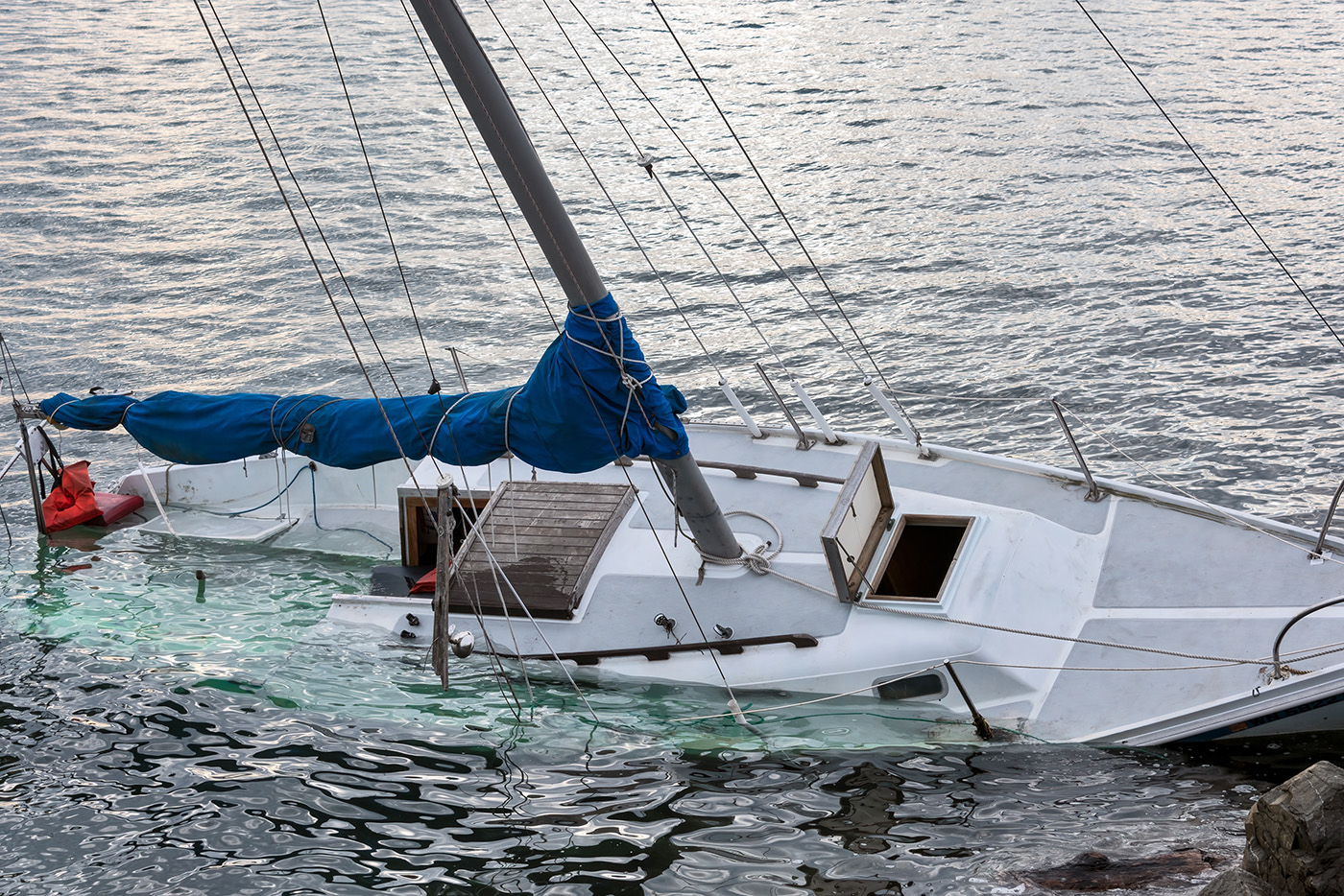 White yacht drowned in ocean.
